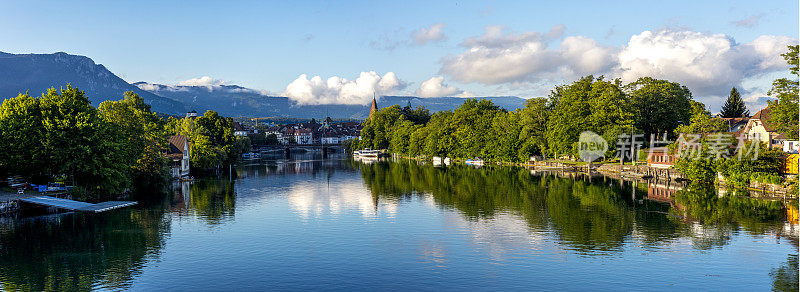 索罗图恩市，瑞士，在夏季/全景照片。